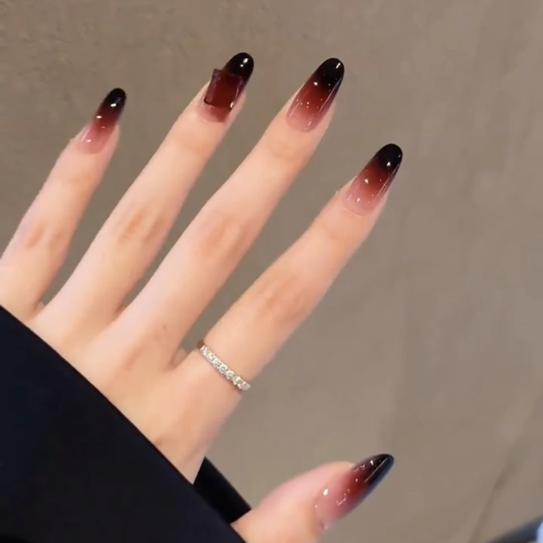 【黑曼巴】红色气质黑渐变红色穿戴式美甲椭圆三色显白卸甲片指甲贴