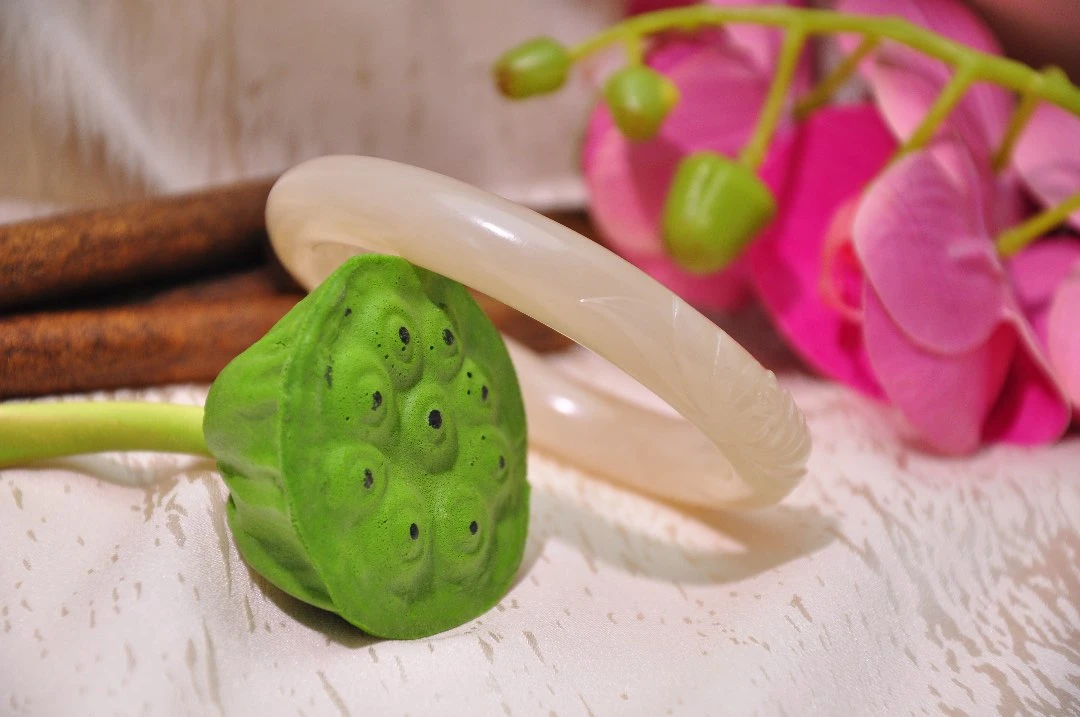 藕粉荷花镯，圈口58+，条宽12，颜色粉，质地细润美人镯女款气质精致