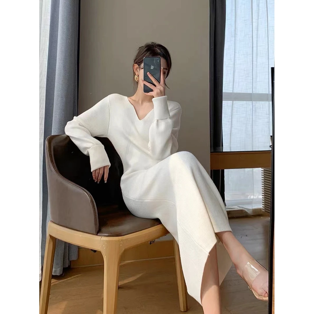 高级感穿搭白色针织v领连衣裙女秋冬气质显瘦长款内搭毛衣打底裙
