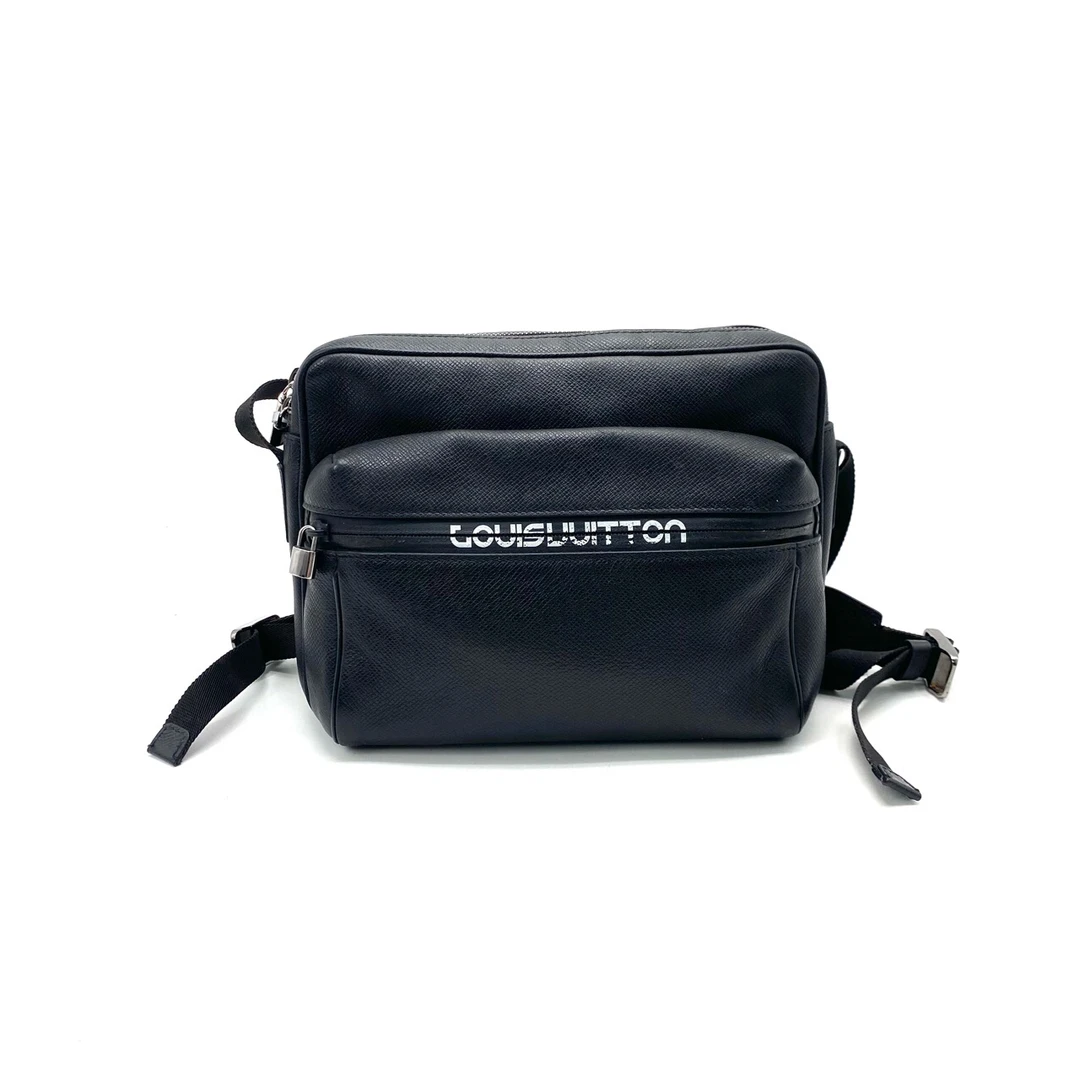 95新 LouisVuitton/路易威登 黑色全皮限量款邮差包 尺寸26/20
