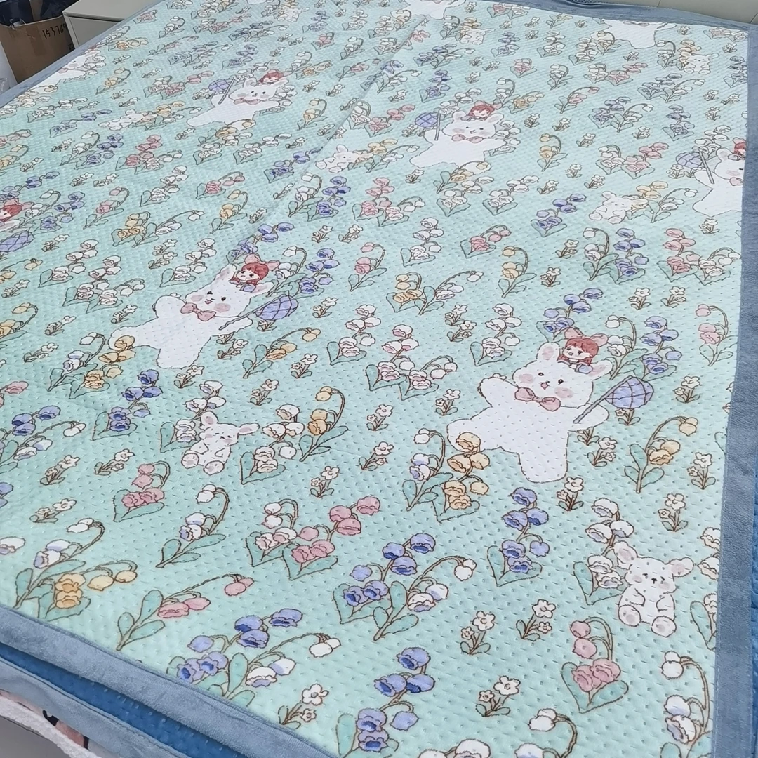 直边牛奶绒牛奶绿底小花兔子床盖(1.8×2.1米)