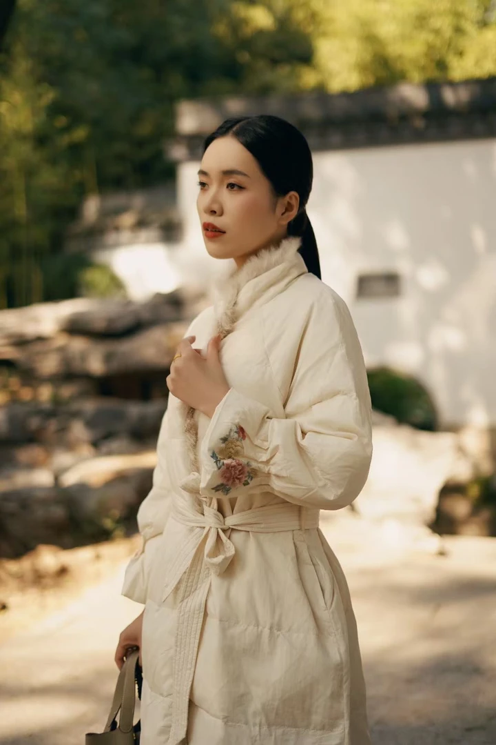 大吉原创不退换孤品~文艺复古中式立领开襟毛毛拼接绣花白鸭棉服