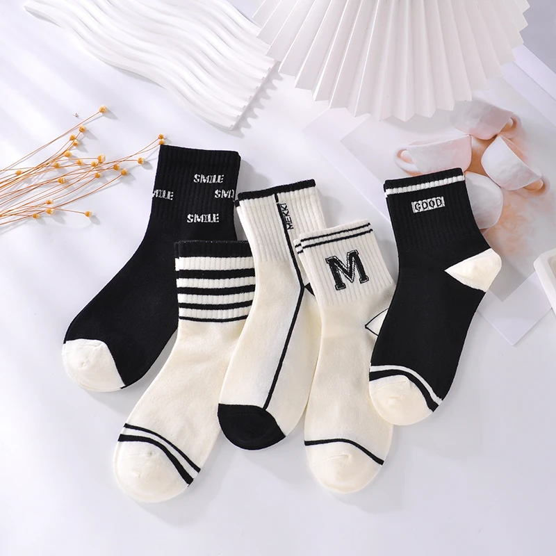 男孩女孩中筒爆款黑白学生白色百搭透气防臭秋冬袜子ins男女同款
