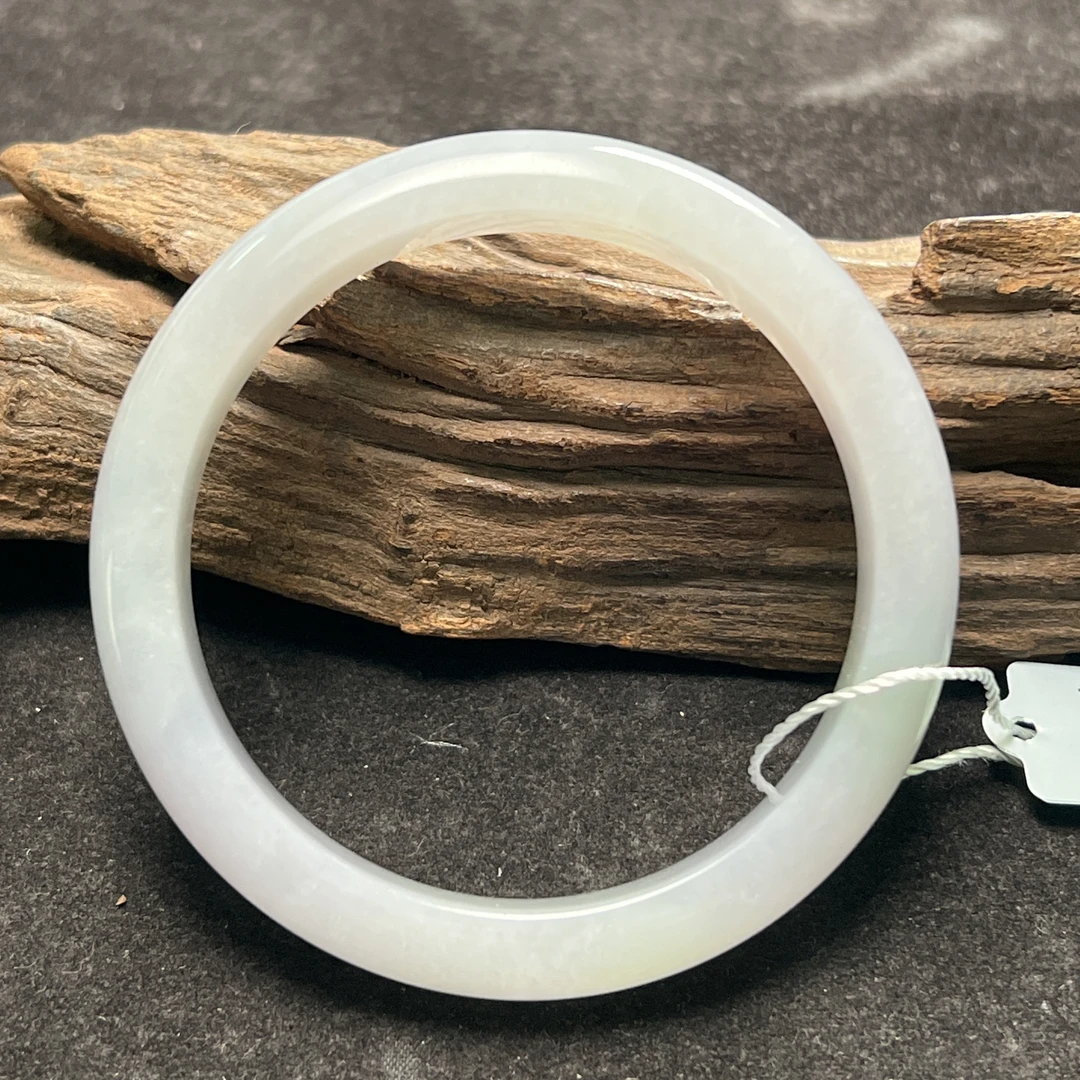 天然翡翠手镯 圈口56.3mm(略带春彩)（TH097）