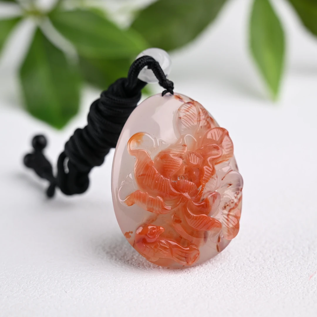 南红玛瑙冰飘牡丹挂件（LQ0443）