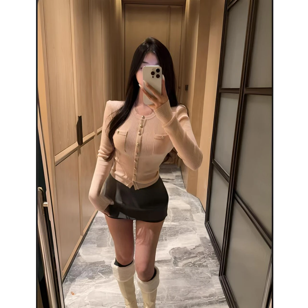 睿夕【香氛甜茶~】纯欲甜美辣妹miu系金扣圆领针织毛衣