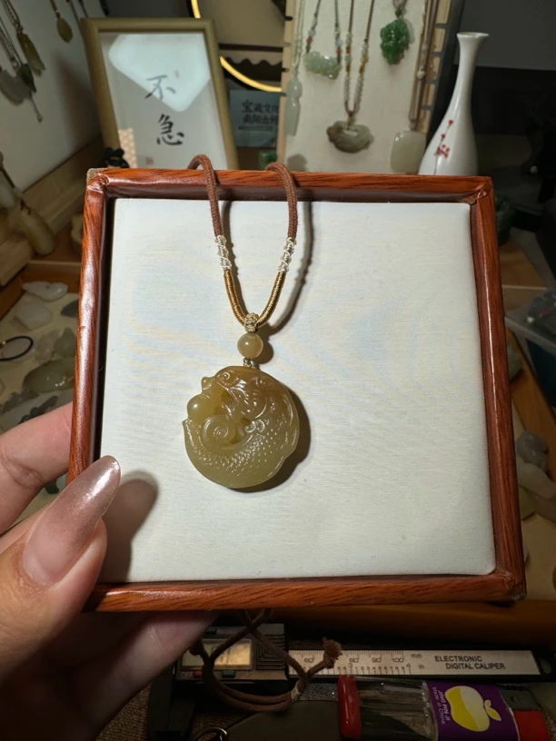 和田玉且末糖龙鱼挂件