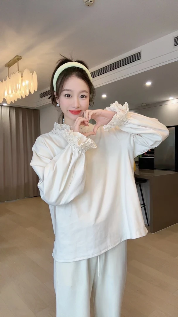 小玉推荐《蕾丝花朵袖》德绒打底T恤