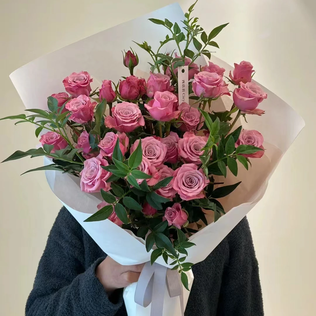 诺拉多头玫瑰：同一地址任意两单送配草，三单可备注送园艺剪刀。