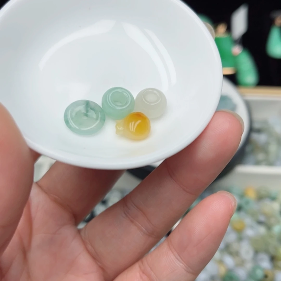 【闪购商品】翡翠颈饰未镶嵌月****肉定制