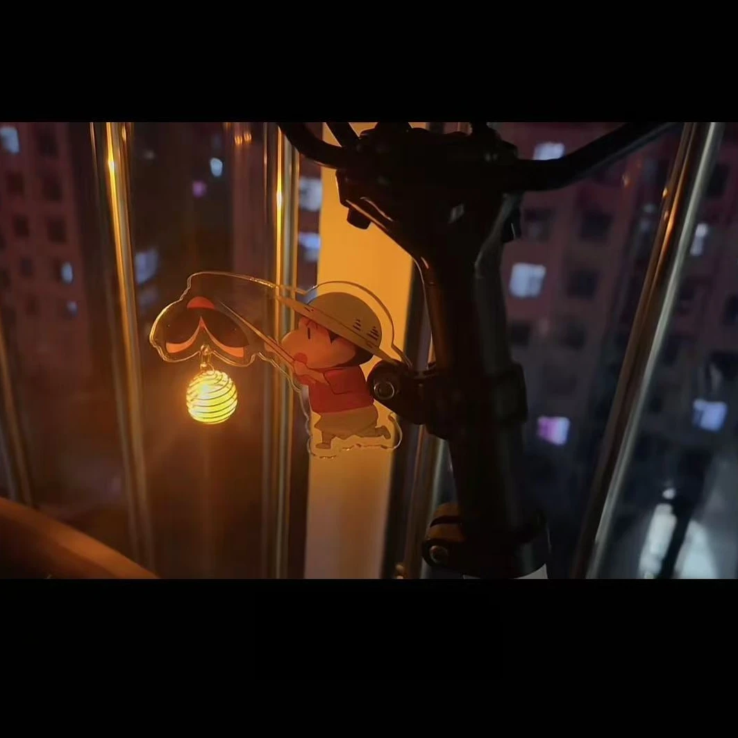 蜡笔小新小夜灯钥匙扣萤火虫挂件包包挂饰氛围感暖光卡通书包挂件