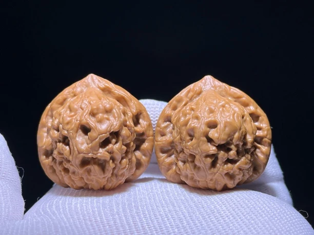 40+mm两棱王者金字塔麒麟佛手文玩核桃