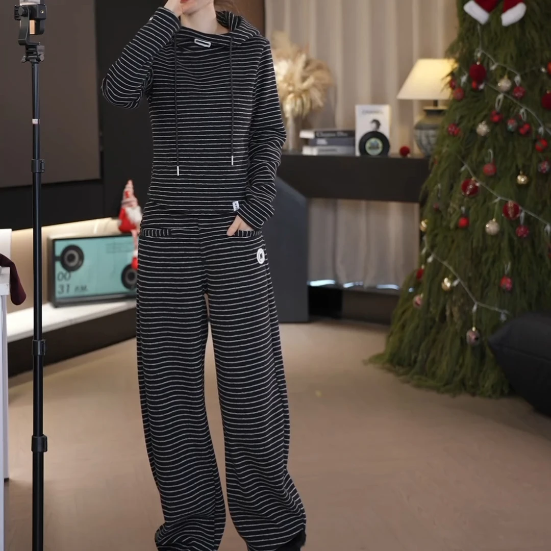 冬季新款气质设计磨毛保暖层次高领帽衫+长裤套装LK2500766