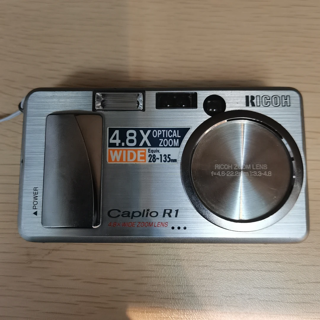 理光R1ccd,406万像素,4.8倍光学变焦