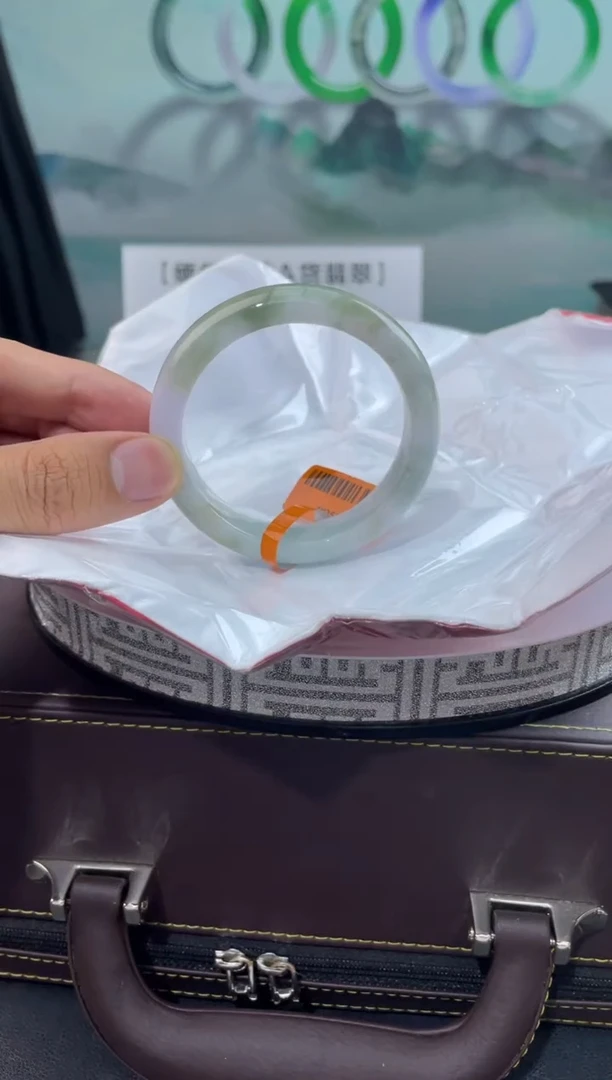 【闪购商品】翡翠手镯未镶嵌28翡翠手镯（微瑕）