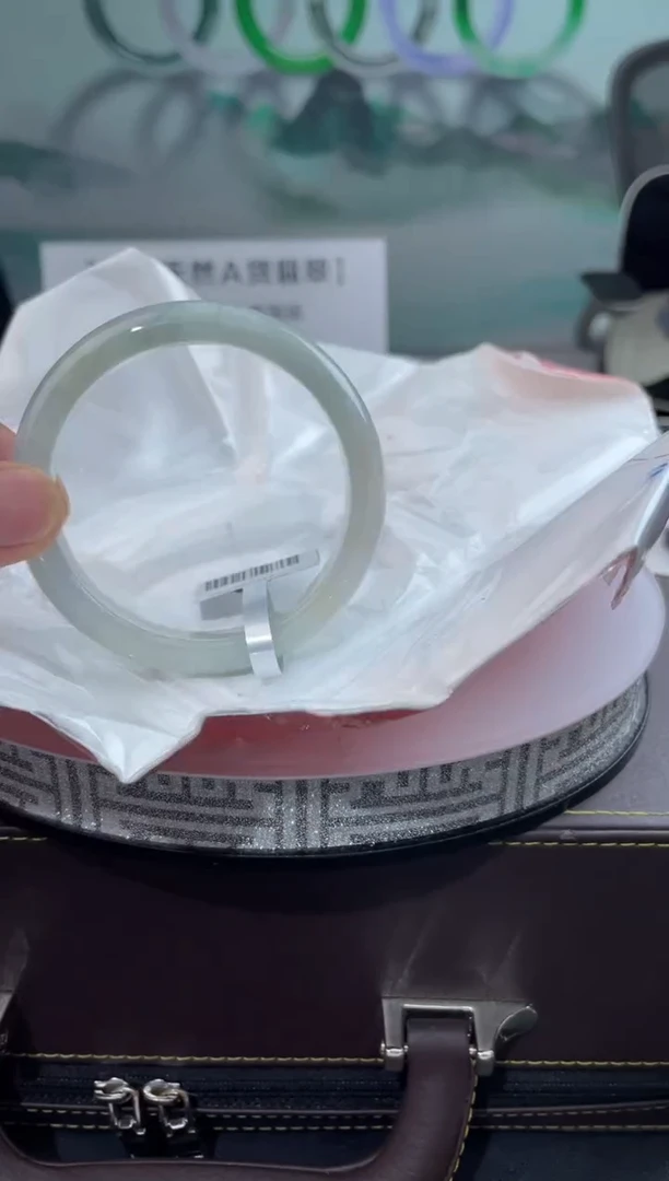【闪购商品】翡翠手镯未镶嵌8翡翠手镯（微瑕）
