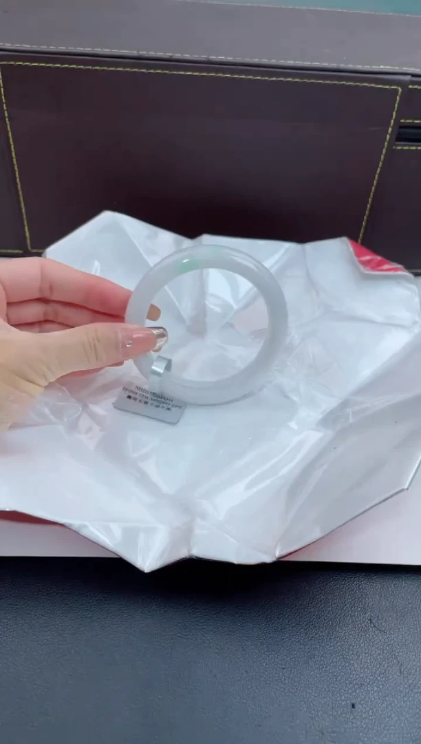 【闪购商品】翡翠手镯未镶嵌11翡翠手镯（微瑕）