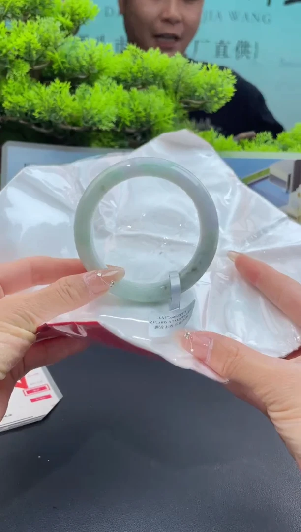 【闪购商品】翡翠手镯未镶嵌翡翠手镯（微瑕）61-62