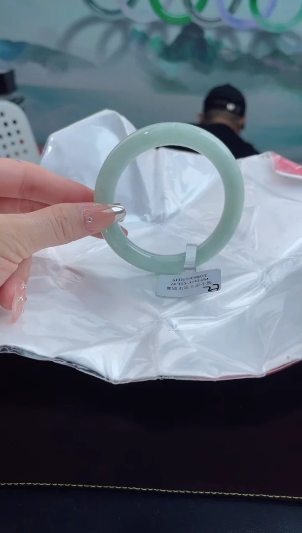 【闪购商品】翡翠手镯未镶嵌18翡翠手镯（微瑕）