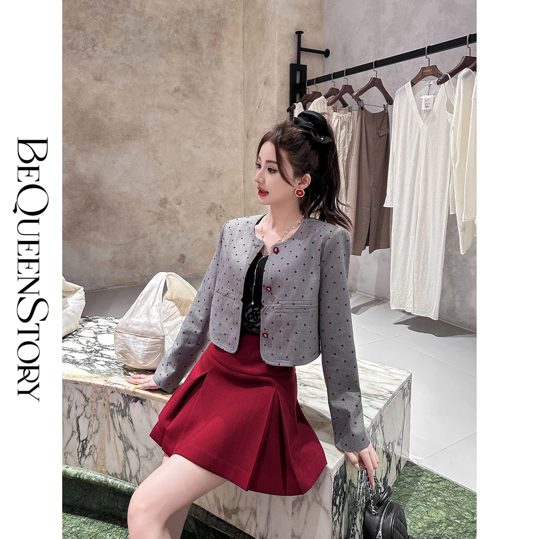 余潇潇【甜心波动】时尚百搭通勤风波点灰红撞色圆领外套小个子短款