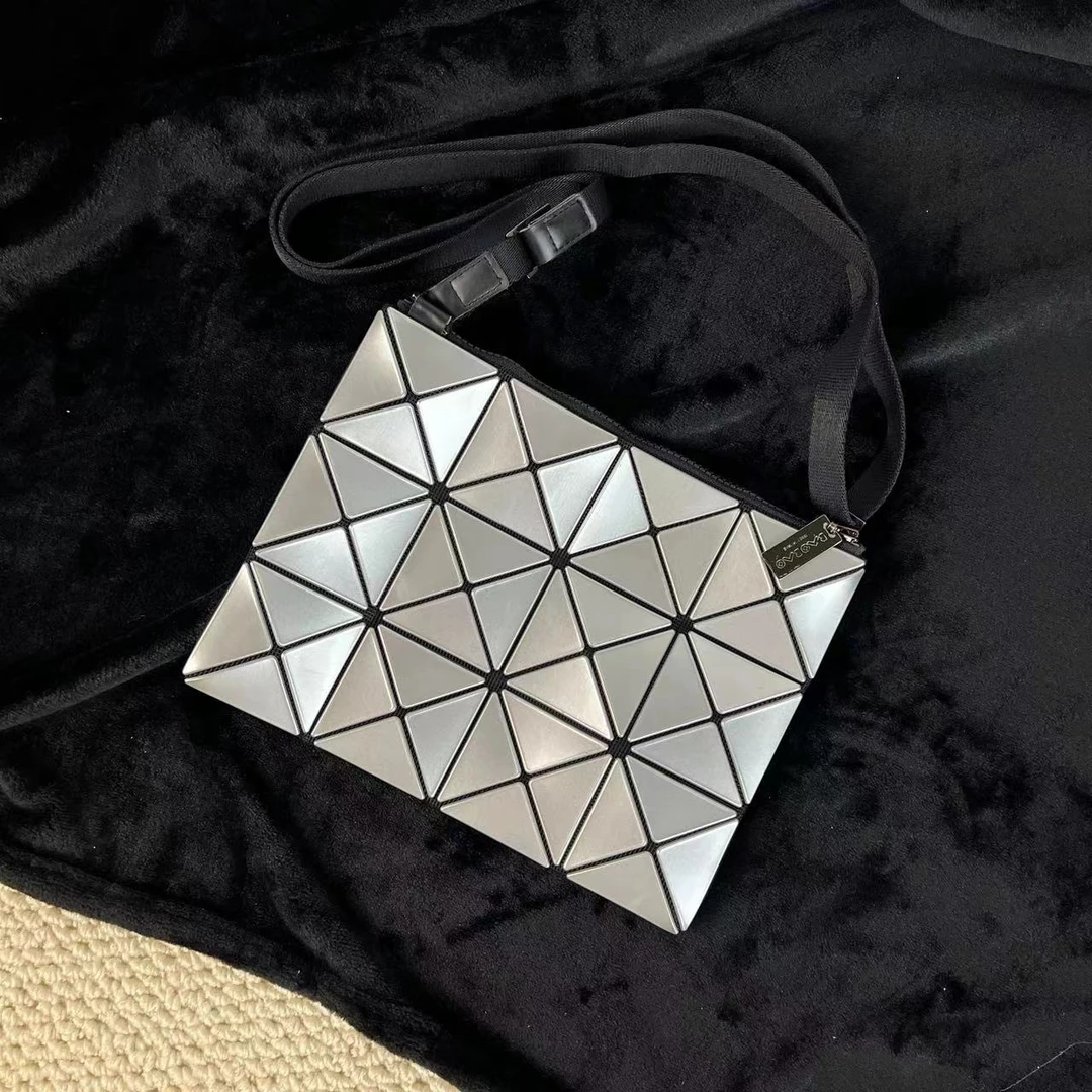 95新 Issey Miyake/三宅一生 【【AW】】D209 银色三宅斜挎包