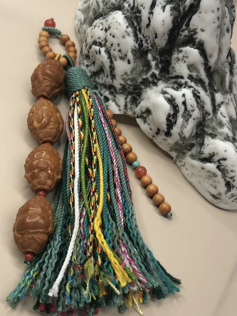 巧石居精致设计款雕刻四不佛藏式流苏挂件（一个多样性发货）