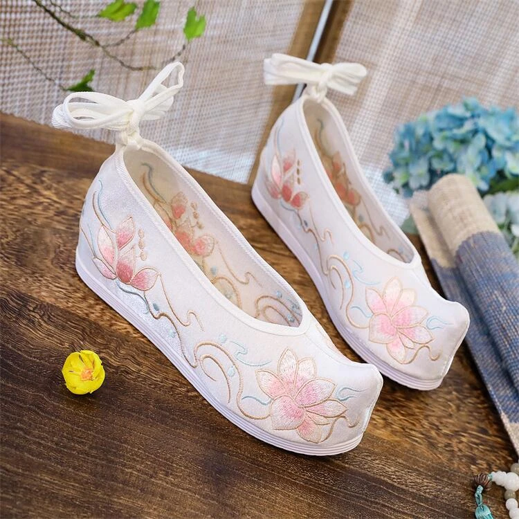 云芙鹿出水雨荷2025新款古风汉服鞋内增高绣花鞋百搭古装汉服爆款