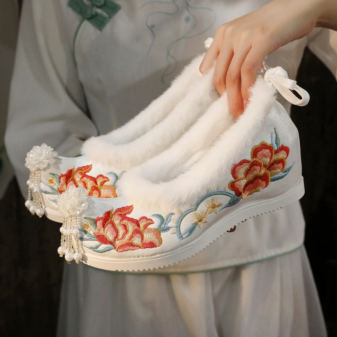 云芙鹿炫彩加棉汉服鞋绣花2025冬季古装鞋加厚保暖中式汉服绣花鞋