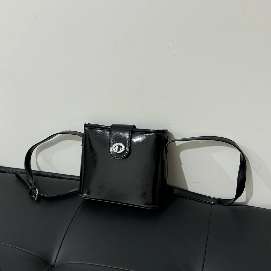 一张同学高级感时尚百搭单肩斜挎包W31黑