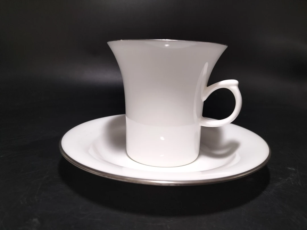 日光白瓷咖啡杯 口延有轻微磨银 介意勿拍