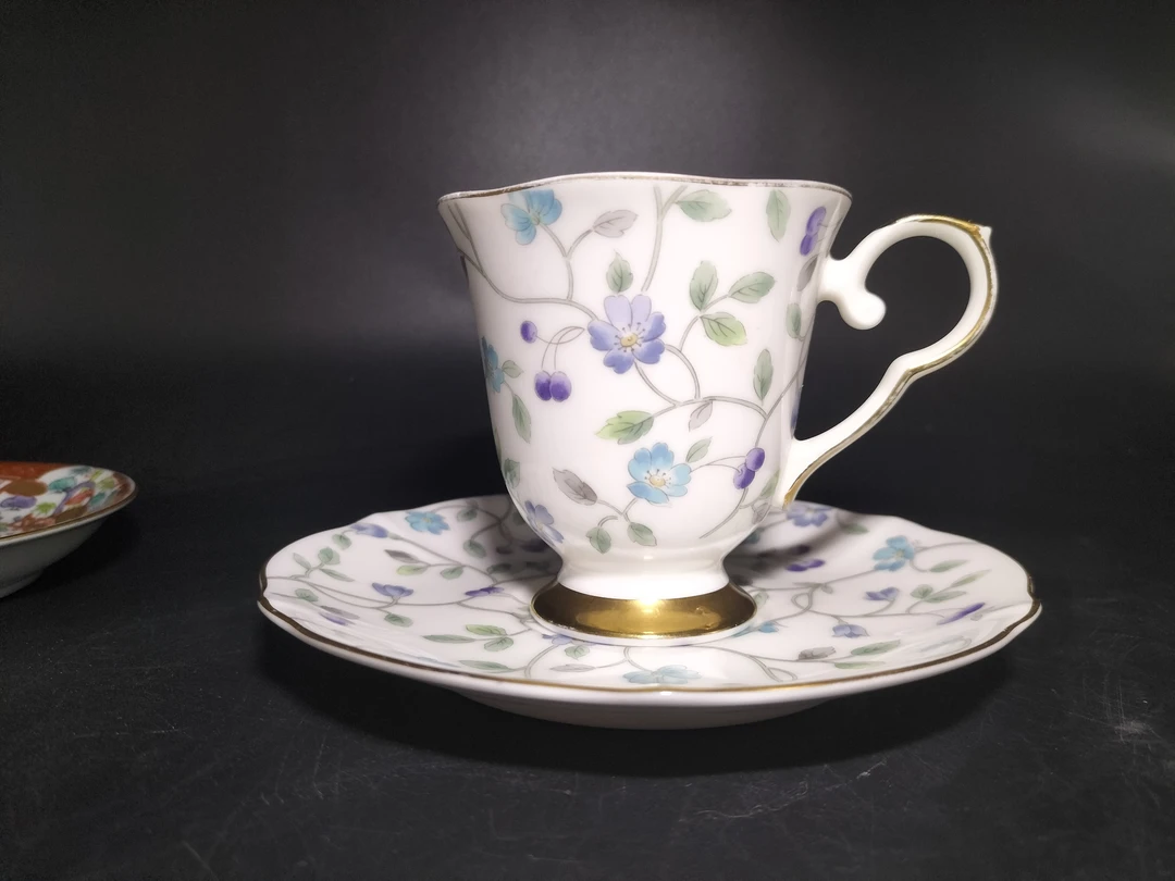 hoya陶瓷手绘咖啡杯01/99口沿有磨金，杯身上稍有点牛毛痕