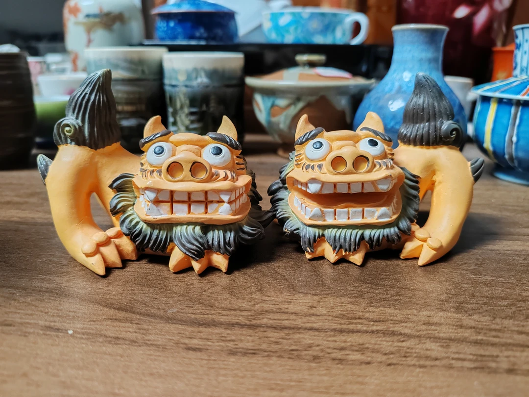 陶胎小狮子一对01/98其中有只耳朵有点轻微掉色