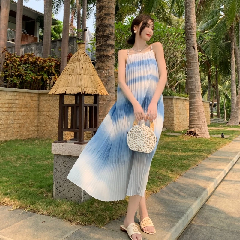 法式蓝色渐变吊带连衣裙女2023夏季新款海边度假裙子海浪裙