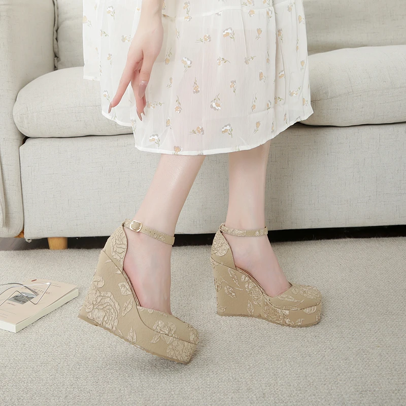 民族风坡跟中式春秋古风女鞋汉服鞋舒适防水台绣花松糕底高跟凉鞋