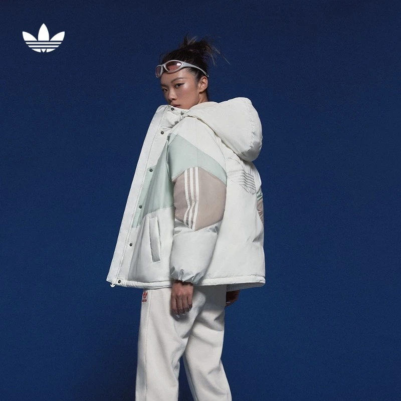 adidas阿迪达斯三叶草女冬撞色运动保暖连帽羽绒服IU4783 IU4784