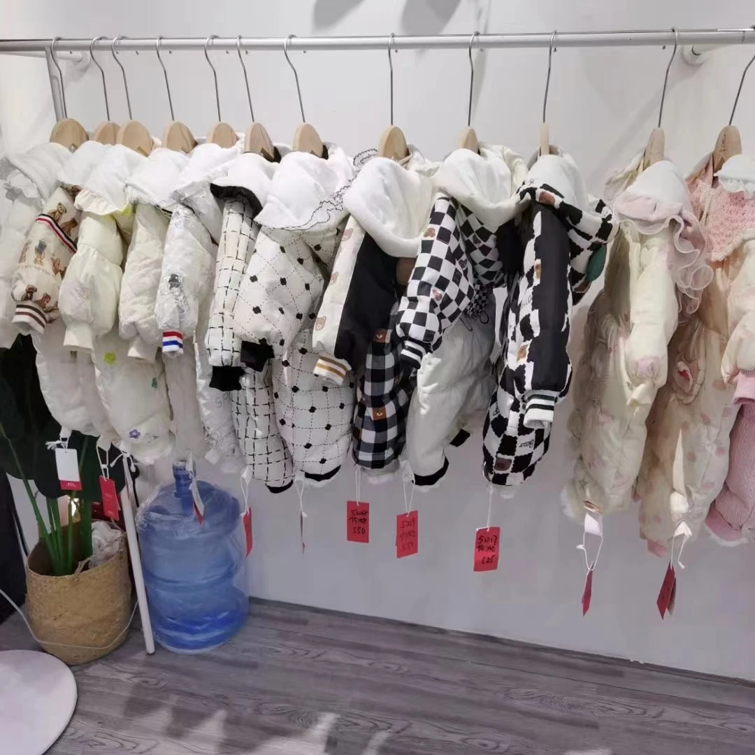 婴儿冬款加厚羽绒连体衣冬季加绒99.9/件保暖男女宝宝连帽羽绒服