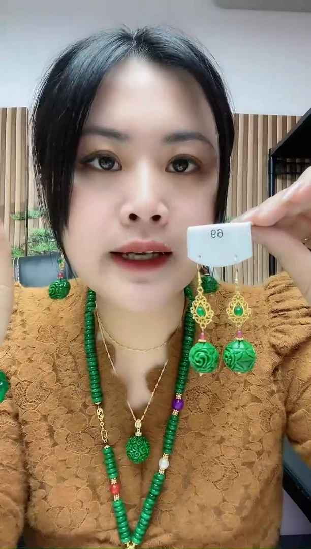 【闪购商品】查罗石耳钉合金69