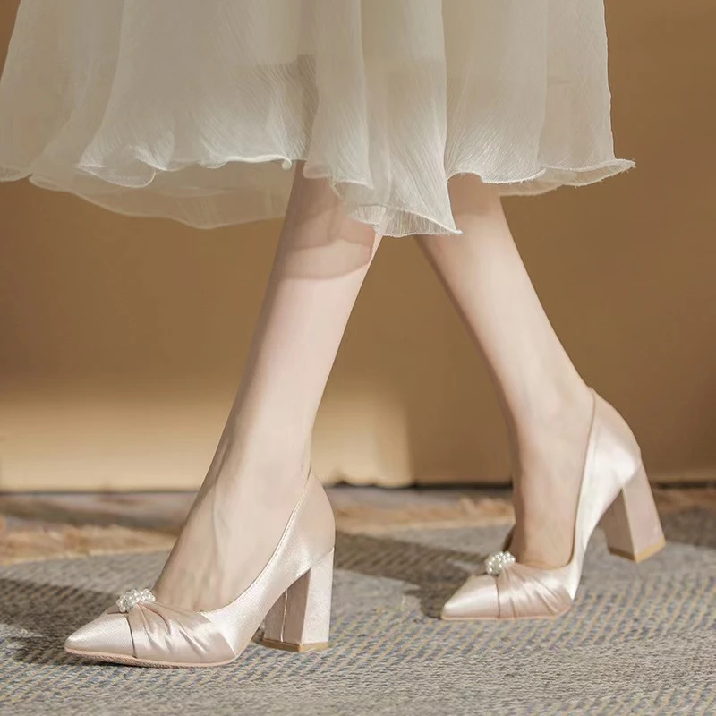 法式高跟鞋女细跟绸缎配裙珍珠礼服伴娘鞋婚鞋不累脚粗跟尖头单鞋