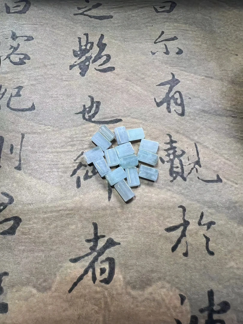 天然A货翡翠通孔长方形买一送一（约7*5*3）多样性发其一