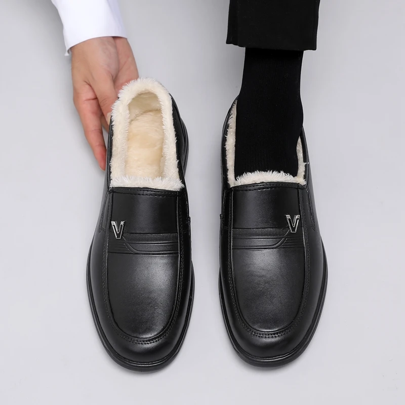 新款男鞋秋冬皮鞋时尚百搭商务休闲鞋男士保暖软底中老年爸爸鞋子