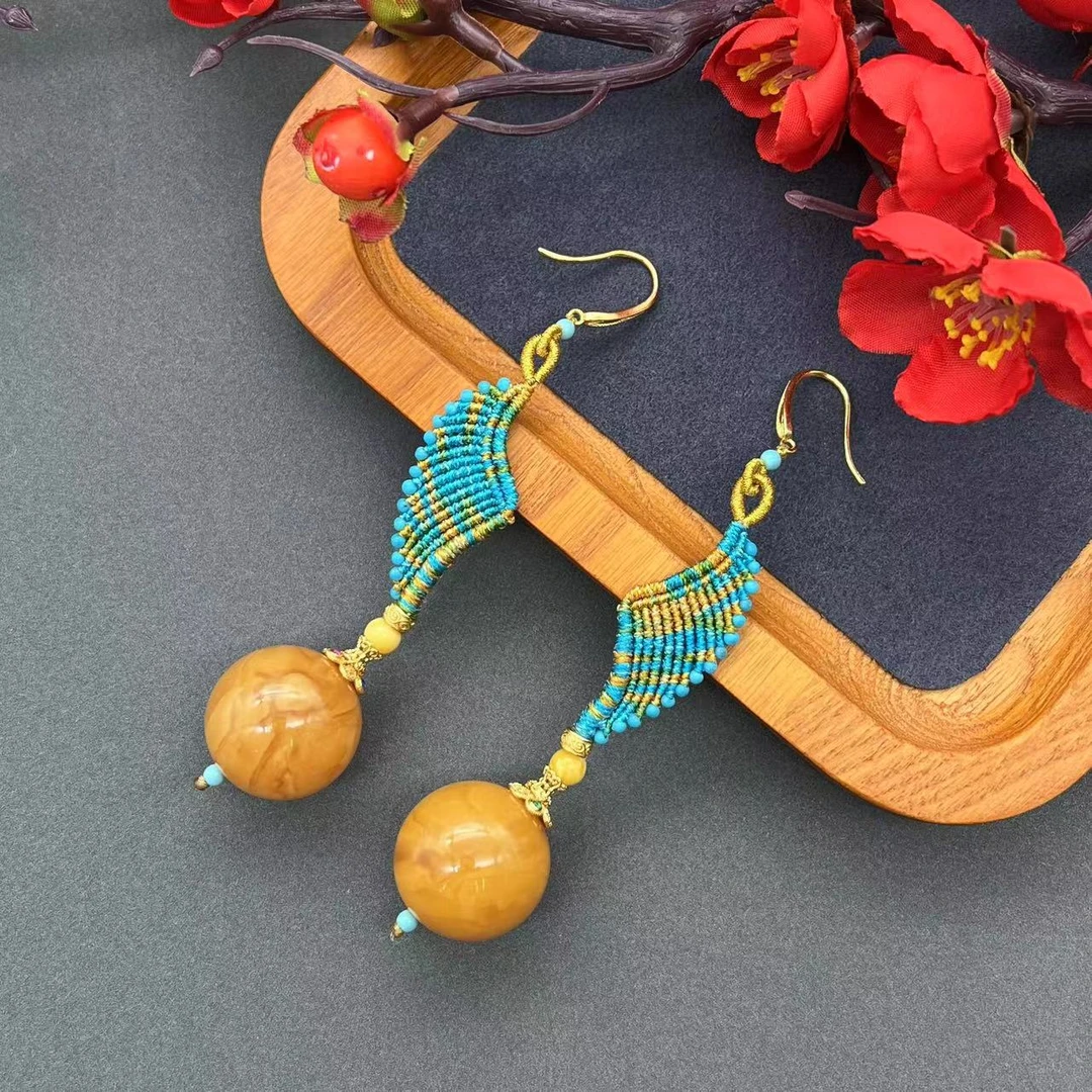 【润家原创】天然琥珀20mm花蜡圆珠手工编织羽毛耳钩#1410