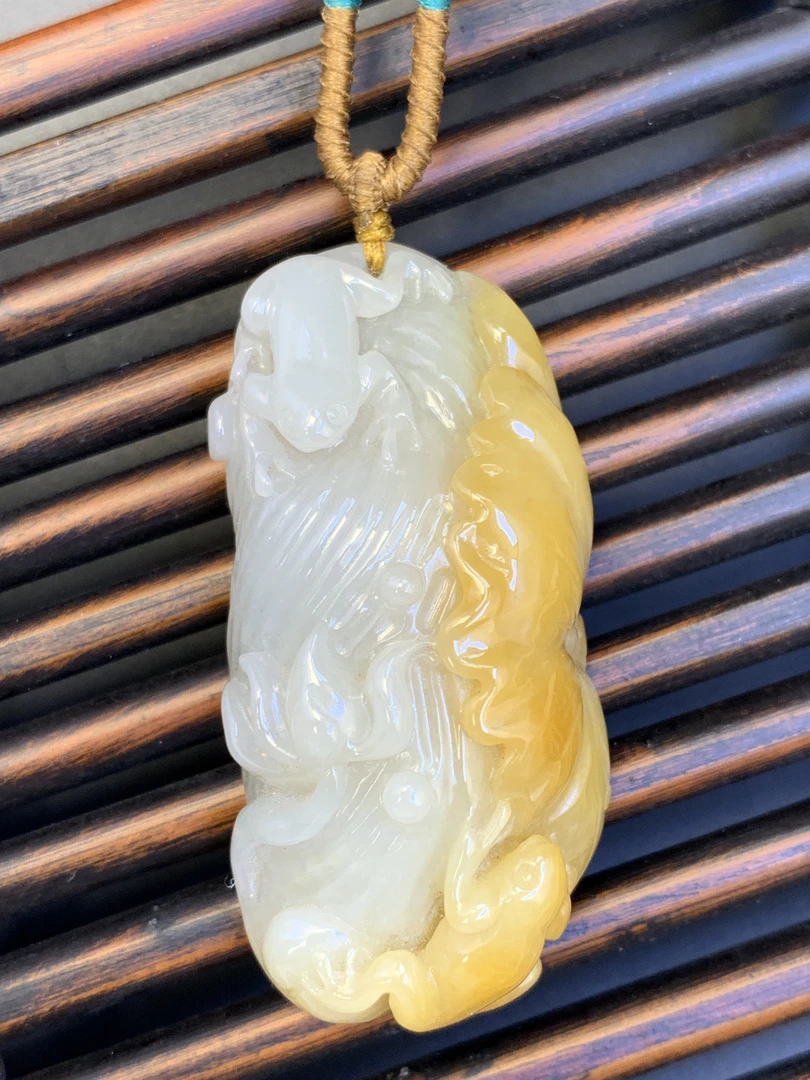 呱呱来财特色孤品翡翠俏色巧雕精美精雕