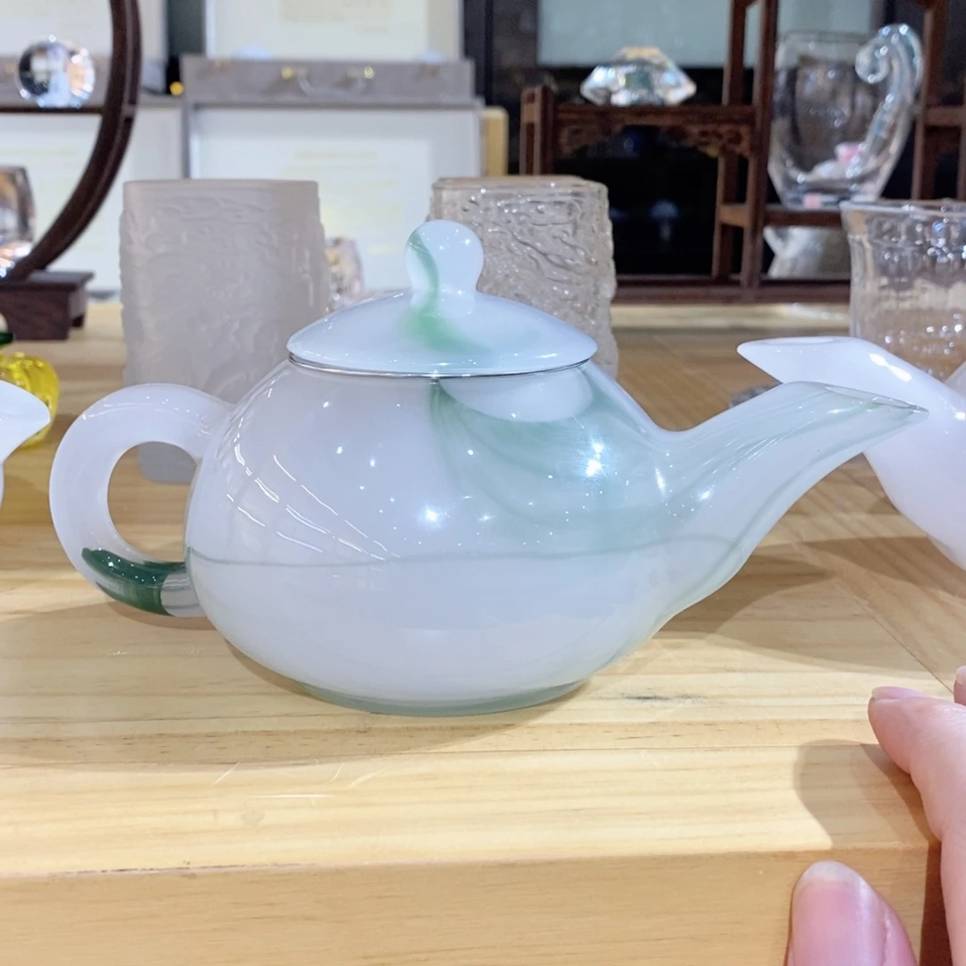 漂绿色琉璃茶壶一把