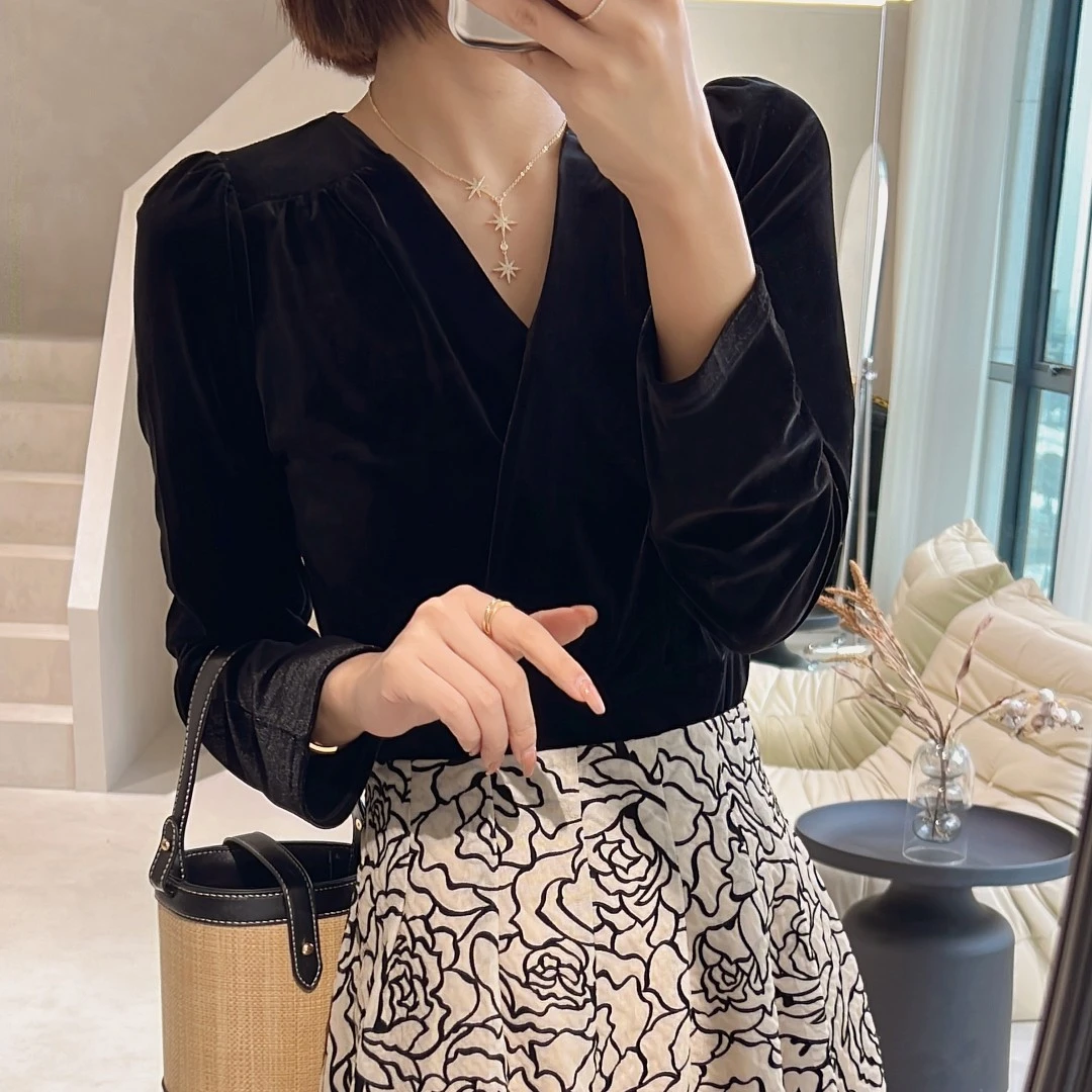 设计师 V领黑色金丝绒上衣新款衬衫女春季时尚百搭休闲泡泡袖小衫