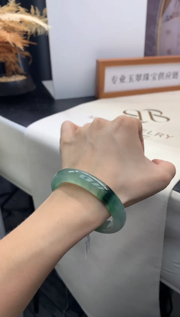 【闪购商品】翡翠手镯未镶嵌56号 蔓蔓女士手镯