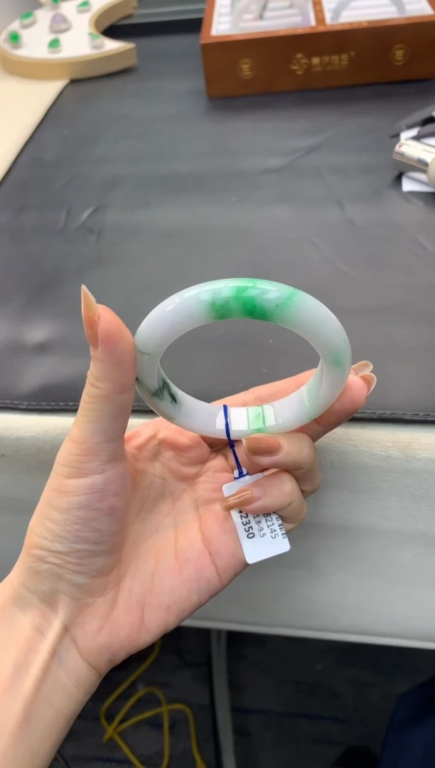 【闪购商品】翡翠手镯未镶嵌18号蔓蔓女士手镯