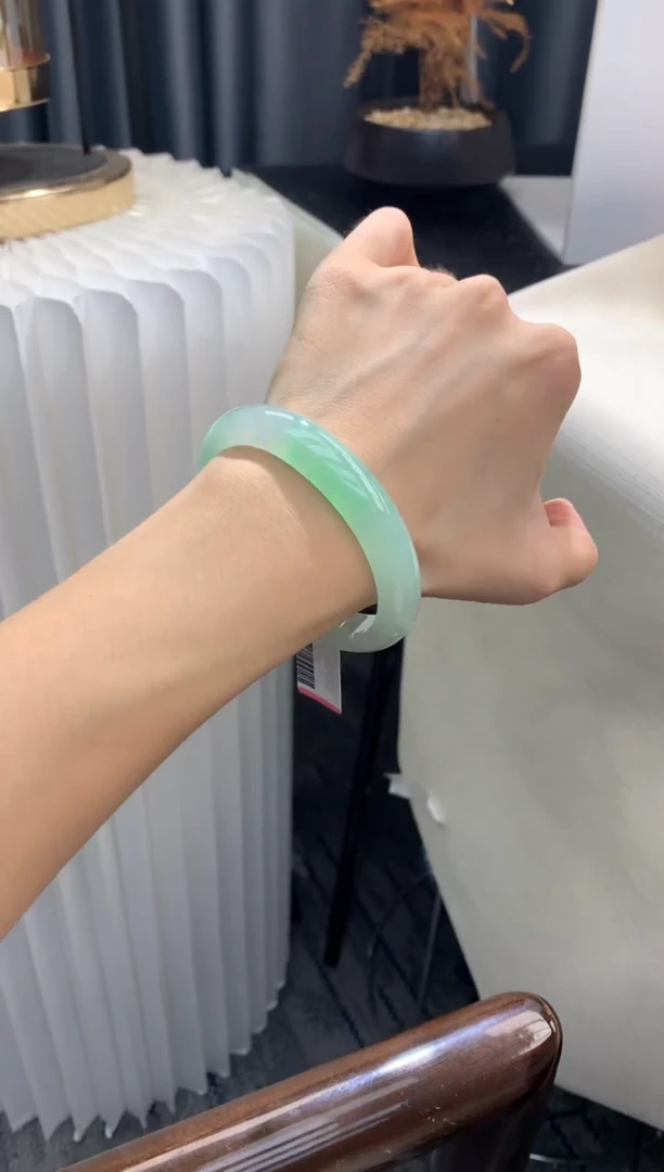 【闪购商品】翡翠手镯未镶嵌54号 蔓蔓女士手镯