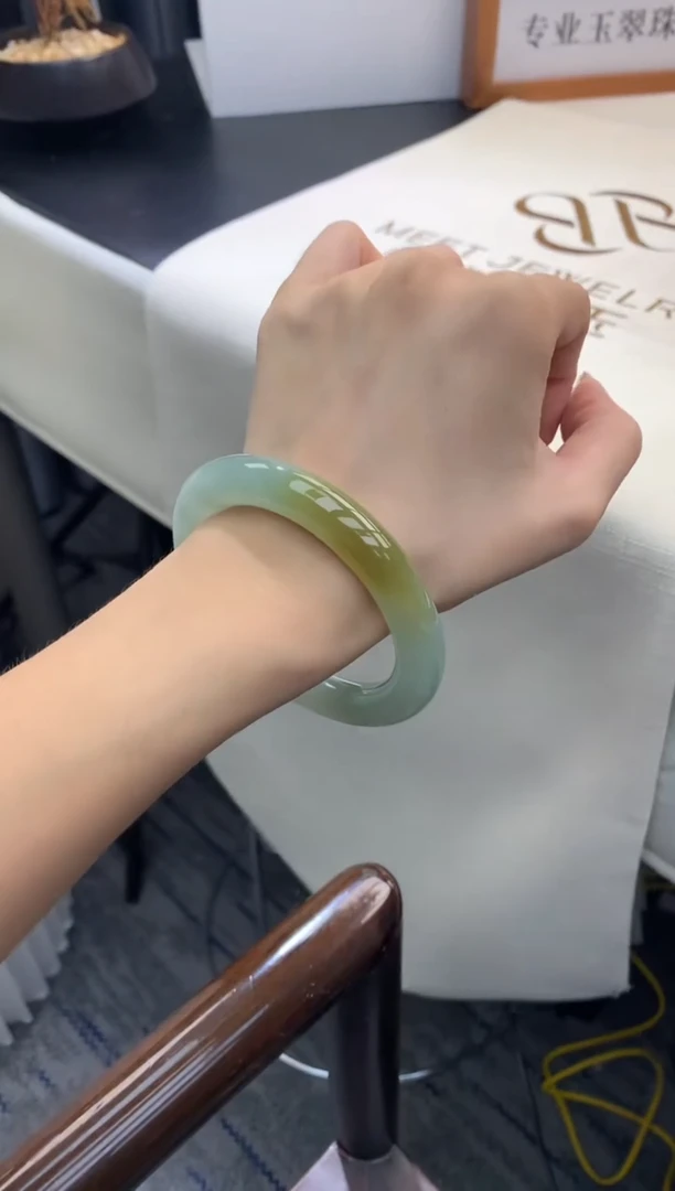【闪购商品】翡翠手镯未镶嵌4号蔓蔓女士手镯