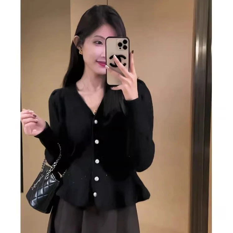 法式高级感小香风珍珠扣毛衣秋冬款时尚西装仙女黑色针织衫小鱼尾