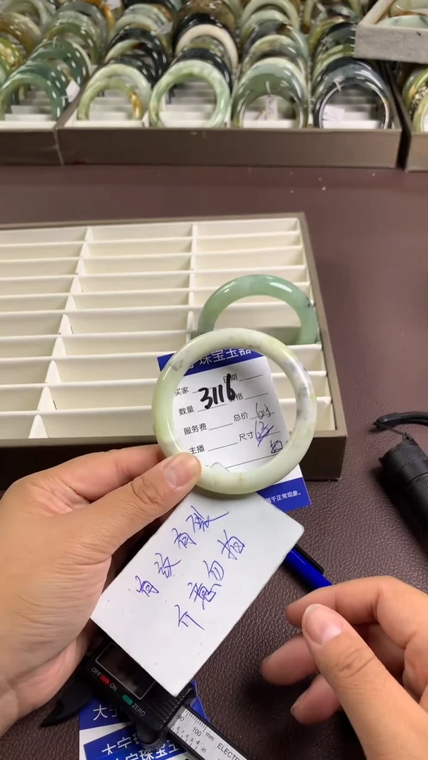 【闪购商品】蛇纹石玉手镯未镶嵌3116